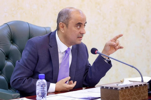 بن بريك يضع حدًا لسفريات الوزراء ويشترط الضرورة والعائد الوطني