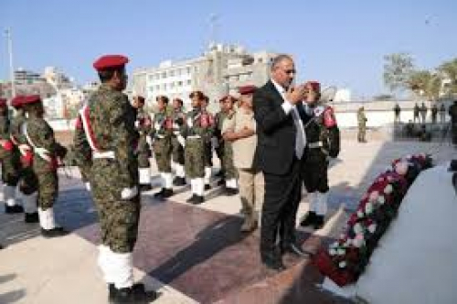  الزُبيدي يشهد عرض الاستقلال العسكري ويضع إكليل الزهور لشهداء الجنوب(صور)