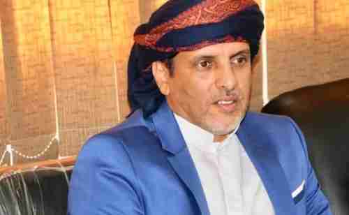 الشيخ "باكريت" يوجه بوقف الإزدواج الوظيفي في محافظة المهرة 