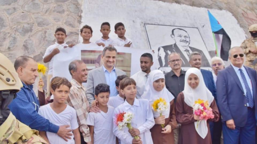 لملس يضع إكليل زهور بموقع استشهاد اللواء جعفر