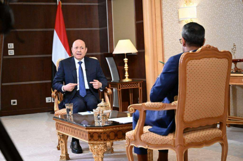 العليمي لـ “العربية”... تحدث ولم يقُل شيئاً
