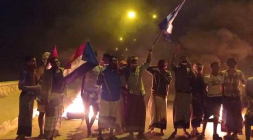 محتجون غاضبون يقطعون الطريق الدولي بمدينة شبام التاريخية