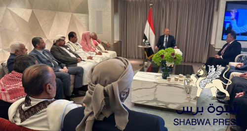 عاجل: قيادة مجلس الضرار الحضرمي يقدمون فروض الولاء لـ "رشاد العليمي"