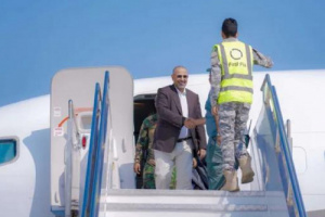 الرئيس الزُبيدي يعود إلى العاصمة عدن بعد زيارات عمل خارجية