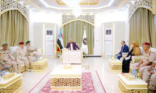 الرئيس الزُبيدي يشدد على ضرورة تعزيز الروح الوطنية والقتالية للقوات المسلحة