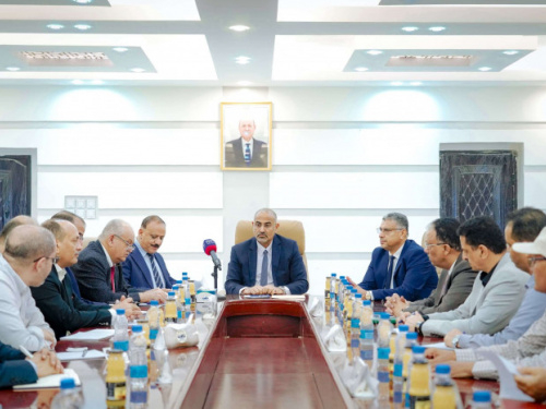 الرئيس الزُبيدي يطلق عملية نقل إجراءات تفتيش السفن من جدة لميناء عدن