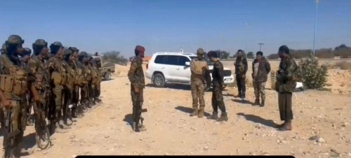 العميد "باعوم" يكّرم جنود البوابة الشمالية لإحباطهم تهريب شاحنة أسلحة قادمة من مأرب