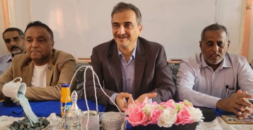 لملس يتفقد إدارة محو الأمية ويعتمد مرتبات 40 متعاقدًا جديدًا