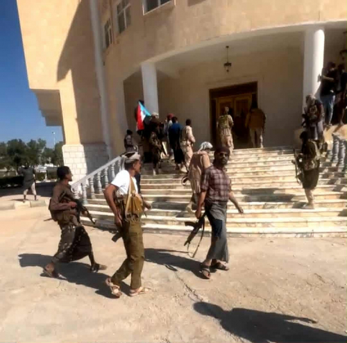  عاجل: القوات الجنوبية تقتحم القصر الجمهوري في سيئون برفقة الزبيدي