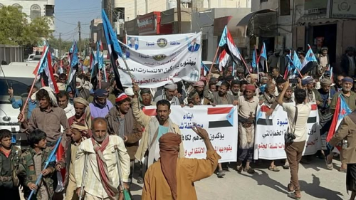 مسيرة حاشدة في عتق لإعلان الاستقلال الثاني