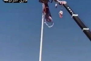 عاجل: رفع علم الجنوب على منفذ الوديعة وانزال العلم اليمني من كل المنافذ