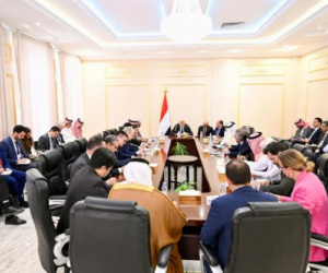 العليمي يهدد بقطع الرواتب والوقود عن الجنوب العربي