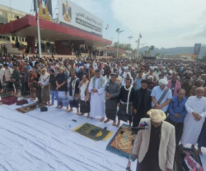 المحافظ لملس يتقدم المصلين المعتصمين في ساحة العروض 