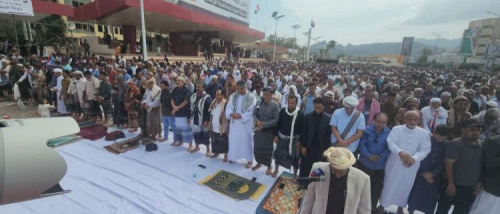 المحافظ لملس يتقدم المصلين المعتصمين في ساحة العروض 