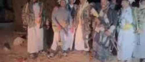 محافظ شبوة يفرج عن أسرى الاحتلال اليمني في عارين ليعودوا ليلًا لمهاجمة قوات الدفاع