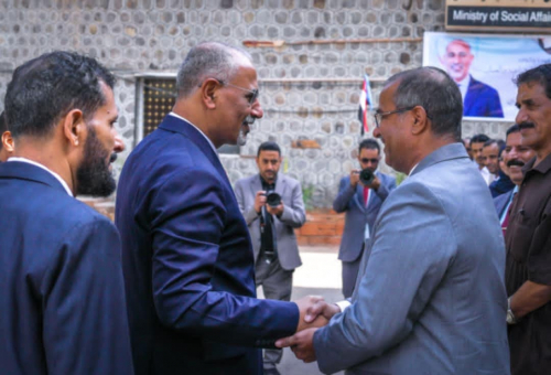 الرئيس الزُبيدي يطّلع على عمل وزارتي الشؤون والعمل والخدمة المدنية