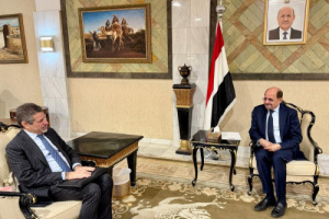 السفير الأمريكي يلمّح للعليمي بخفض التصعيد وتأجيل القضايا الخلافية تحت عنوان "التهديد الحوثي"