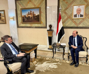 السفير الأمريكي يلمّح للعليمي بخفض التصعيد وتأجيل القضايا الخلافية تحت عنوان "التهديد الحوثي"