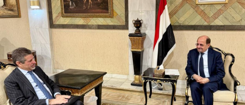 السفير الأمريكي يلمّح للعليمي بخفض التصعيد وتأجيل القضايا الخلافية تحت عنوان "التهديد الحوثي"