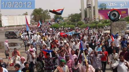 بحضور باعوم والحسني الآلاف من الجنوبيين يحتشدون بساحة الهاشمي لإحياء الذكرى ال41لتأسيس الجيش الجنوبي