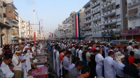 بحضور باعوم والحسني الجنوبيون يؤدون صلاة جمعة اعترفوا قبل أن تعتذروا بشارع المعلا الرئيس