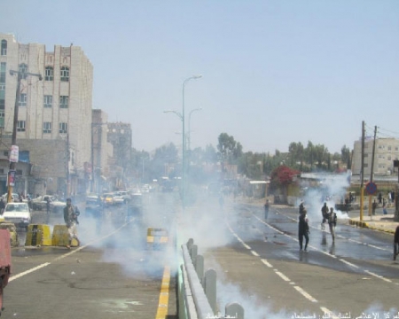 مصادر طبية مقتل شخصين وإصابة عشرة آخرين في اقتحام مبنى السفارة الأمريكية بصنعاء (متابعةمستمرة  لتداعيات الفلم المسيء )