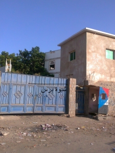 القاضي استولى على منزل البيض في عهد صالح و(شلحه )بعد انضمامه للثورة (صور )