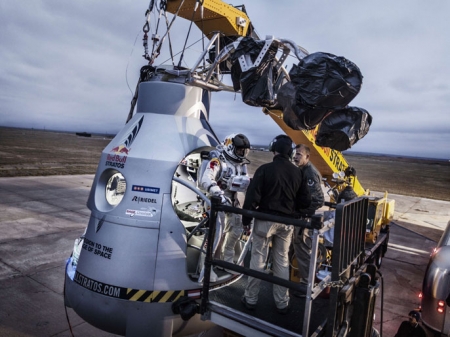 قفزة جنونية قبل ثواني من الان من خارج الغلاف الجوي للارض