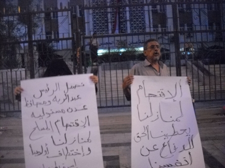 في ضاهرة فريدة من نوعها :أب وأم يتضاهران منفردان للمطالبة بإطلاق سراح نجليهما بعدن