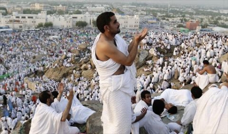 حجاج الجنوب يرفعون علم دولتهم في المشاعر المقدّسة أثناء مناسك الحج وينقلون عبر شبوة برس تحياتهم لخادم الحرمين الشريفين