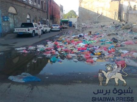 سكان التواهي :المدينة تغرق بين مياه المجاري وأكوام القمامة (صور )