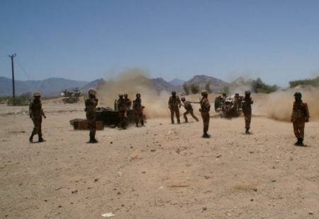 بالفيديو12طقم عسكري تحاصر منطقة الحمراء بلحج للقبض على عناصر مفترضة من القاعدة