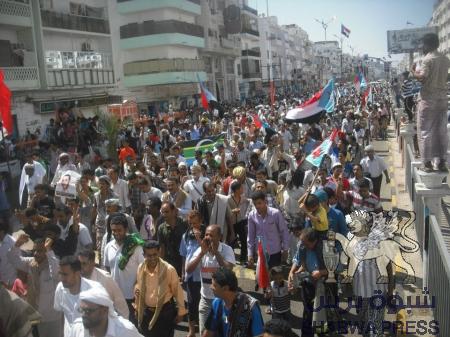الآلاف بعدن يؤدون صلاة نصرة الشهيدة فيروز  (صور )