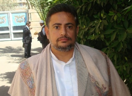 صخر الوجيه احد ابطال ثورة التغيير يسطو على ارضية ضابط جنوبي في صنعاء