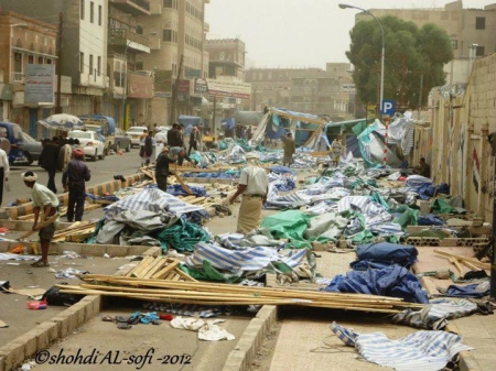 مليشيات حزب الإصلاح اليمني تعمل على إخلاء ساحة التغيير من المعتصمين لتحويلها الى فرزة للباصات