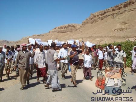 مجاميع من مواطني منطقة ساه بحضرموت تواصل إغلاقها لبوابة شركة توتال الفرنسية