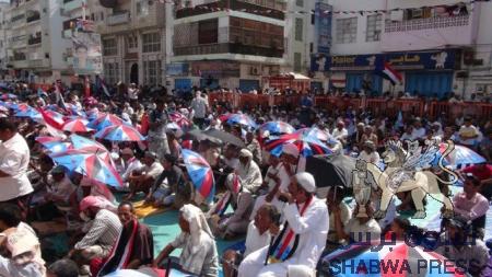 الجنوبيون يؤدون صلاة جمعة (رسائل شعب الجنوب) بالمعلا