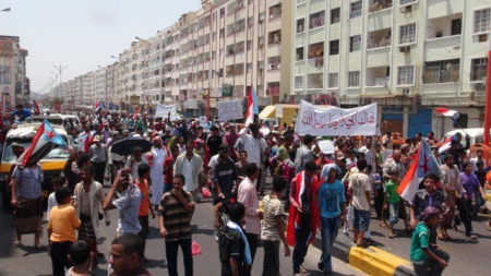 صدامات عنيفة بين نشطاء الحراك الجنوبي وعناصر من حزب الاصلاح بعدن