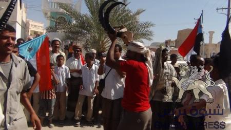 بمسيرة ضخمة .. وعروض شعبية تراثية كبرى (صور) عشرات الآلاف يحتفلون بعيد الإستقلال في سيئون بوادي حضرموت