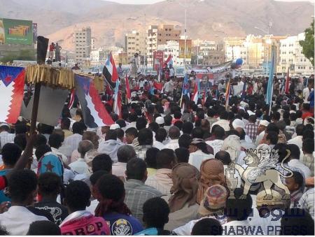 في الذكرى الــ 45  للاستقلال والجلاء الآلاف يحتشدون بالمكلا رفضاً للحوار الوطني ( ملف صور)