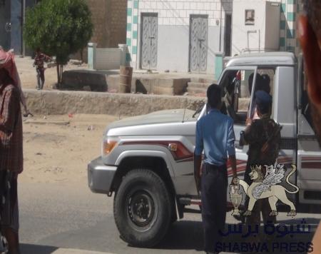 رجال قبائل يتبادلون إطلاق النار مع الأمن ويختطفون جندي في شرطة النجدة في سيئون