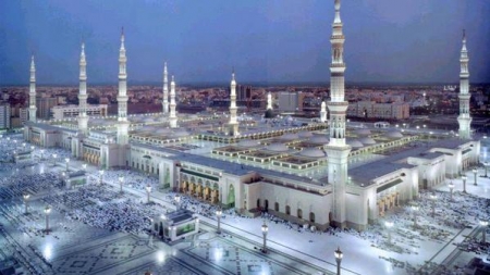 لم يجد مكانا لتقبيلها سوى الحرم النبوي