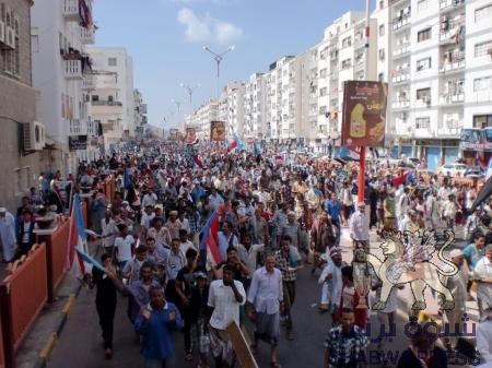 ألآف الجنوبيين يؤدون صلاة جمعة (نحن أصحاب القرار )صور