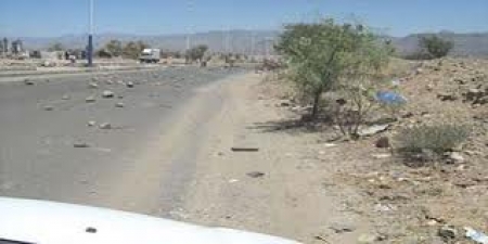 محتجون يقطعون الطريق الدولي بين عدن وتعز