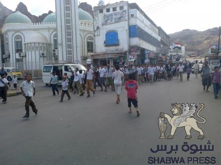 طلاب مدار س ابتدائية بعدن يحيون يوم الطالب الجنوبي (صور )