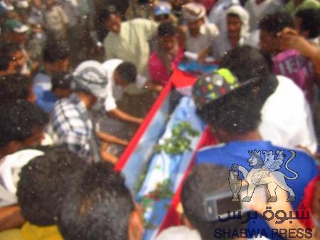 الالاف من ابناء الجنوب يشيعون الشهيد فضل جابر الردفاني بالعاصمه عدن,والمشيعون يلبسون لبوزة علم الجنوب (صور)
