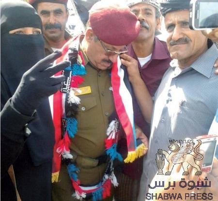 اللواء محمد راجح لبوزة يدافع عن رفعة للعلم الوطني الجنوبي ؟؟ (صور)