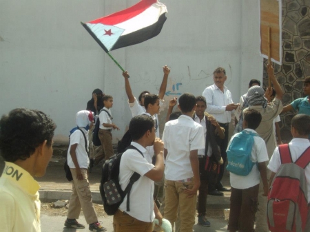 طلاب مدرسة ابتدائية بالمعلا يقتحمون مبنى محافظة عدن لإنزال العلم اليمني (صور )