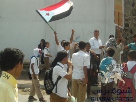 طلاب مدرسة البيحاني بعدن يرفضون ترديد النشيد اليمني ويهتفون بلادي بلادي بلاد الجنوب