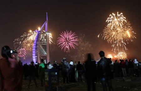 دبي تحتفل بالعام الجديد بأضخم ألعاب نارية ( صور )